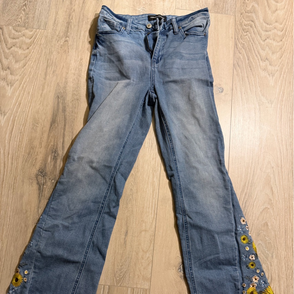 Ashley Mason Blue‎ Jeans with Floral Embroidery